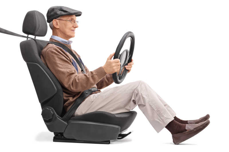 坐在模拟驾驶座位上的老人