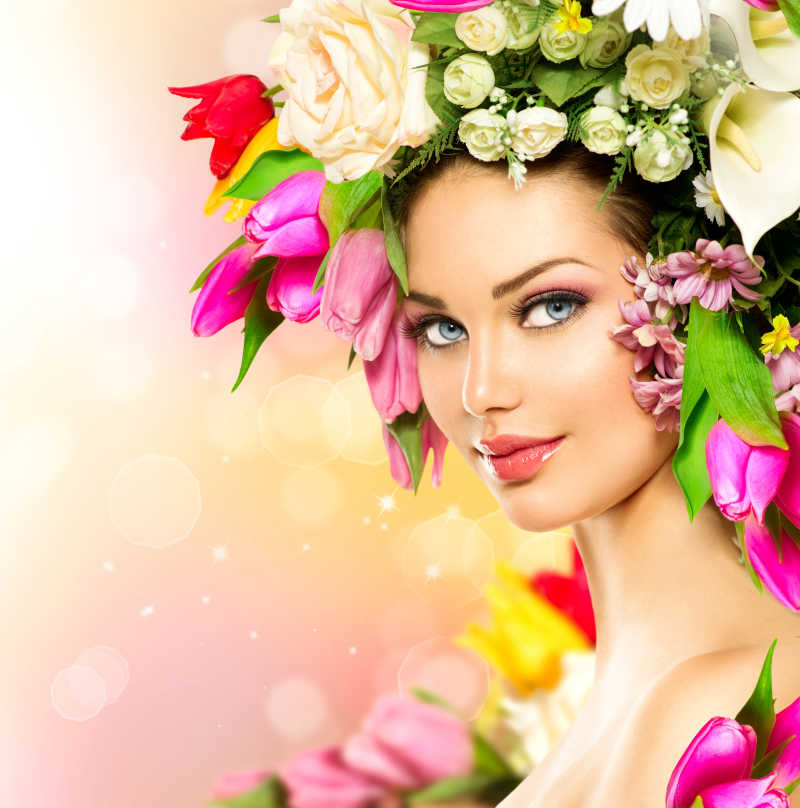 粉色背景下戴着各种花做成的花环的美女
