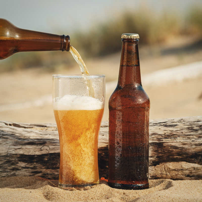 海滩上的啤酒