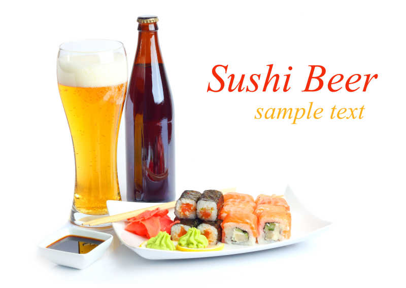 白色背景下的寿司和啤酒快餐