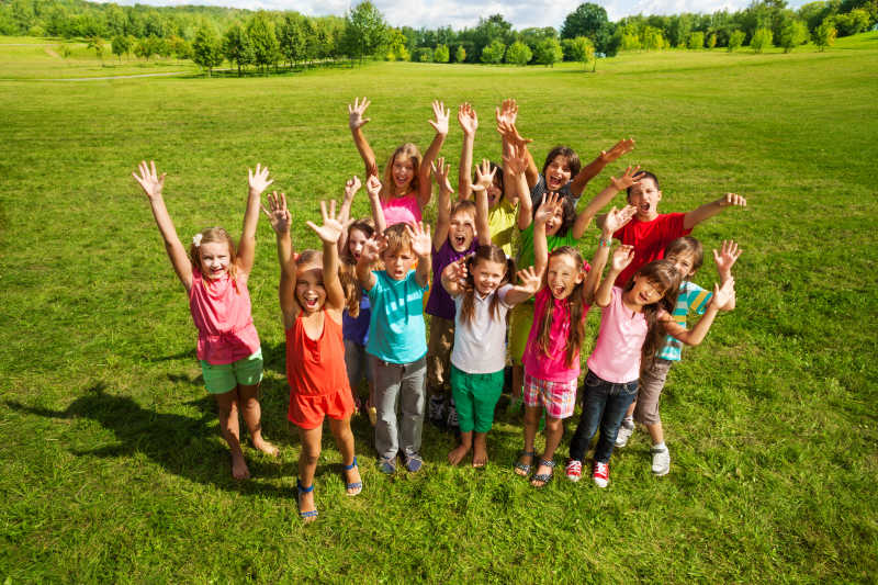 一群快乐的孩子站在绿色的草地上