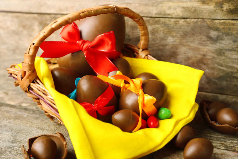 木制篮子里的巧克力复活节彩蛋