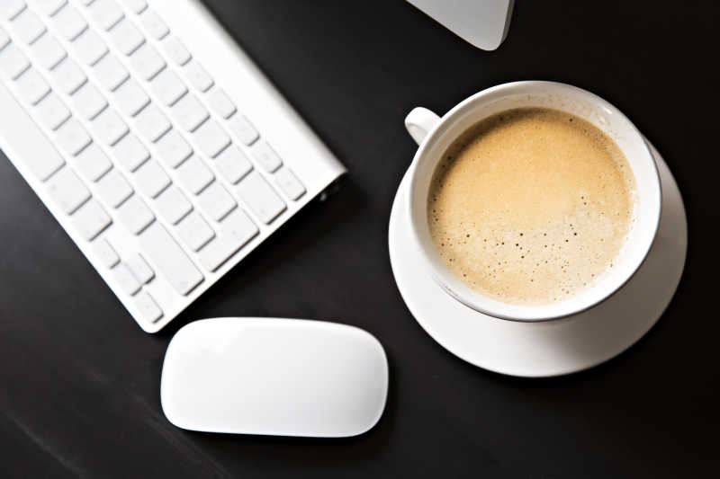 键盘鼠标和咖啡