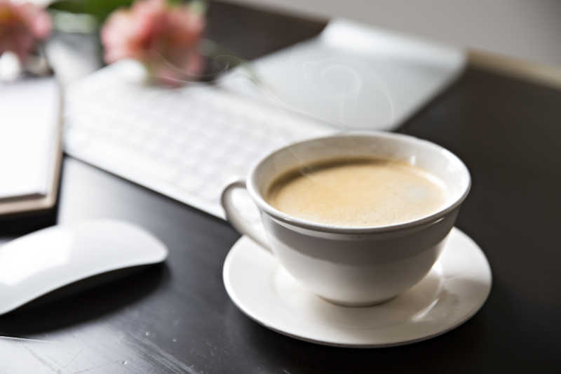 办公桌上的鼠标键盘和咖啡
