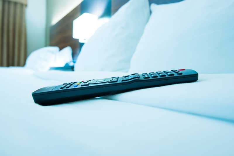 酒店房间床上的的电视遥控