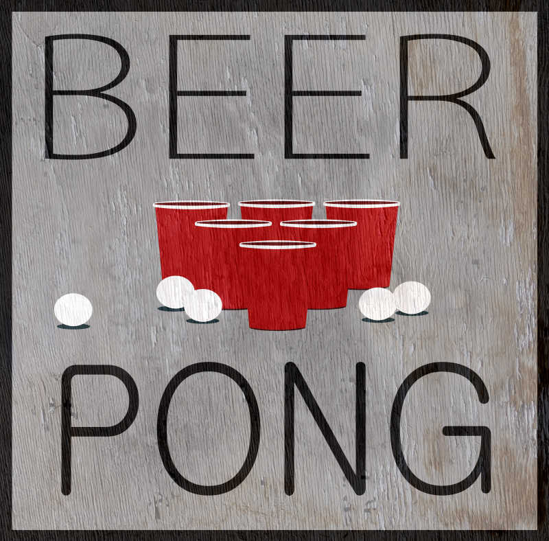 灰色背景下的白色乒乓球和红色啤酒杯