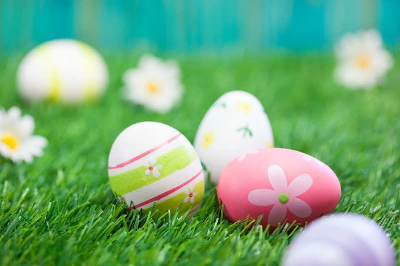 绿色草坪上的复活节彩蛋