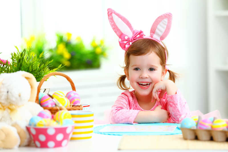 戴着兔耳朵发箍的小女孩与彩蛋