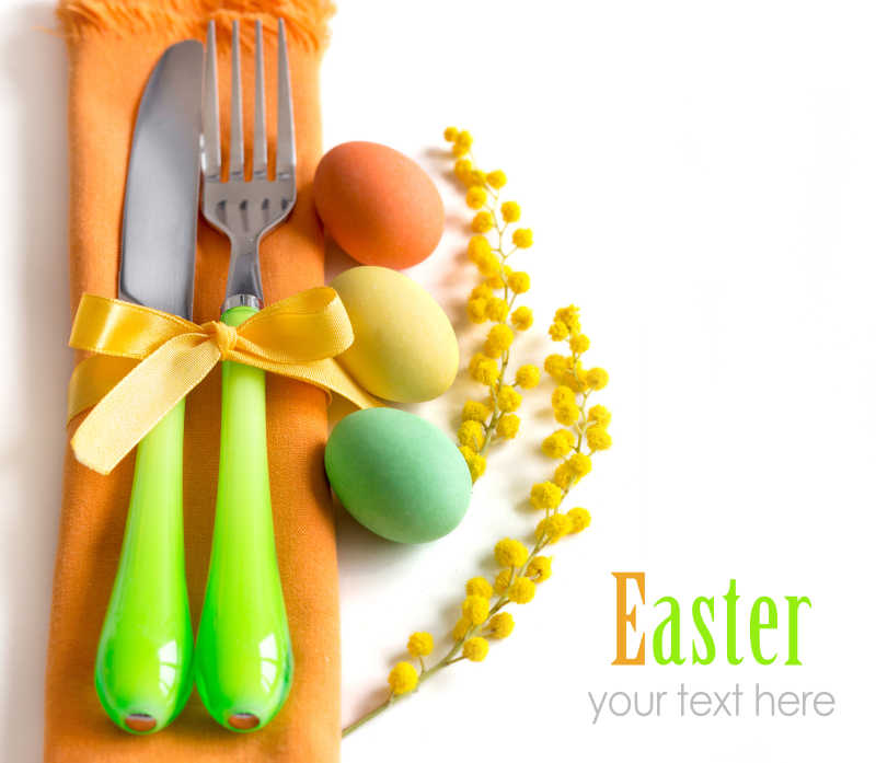 白色背景上的彩色复活节餐具和彩蛋