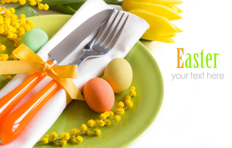 白色背景下的复活节餐桌上的餐具和彩蛋