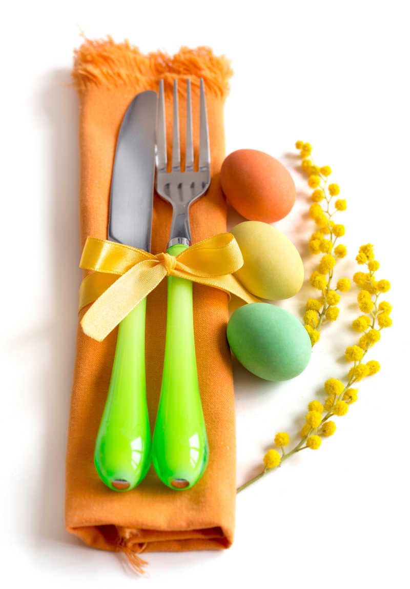 白色背景上的复活节餐具和彩蛋
