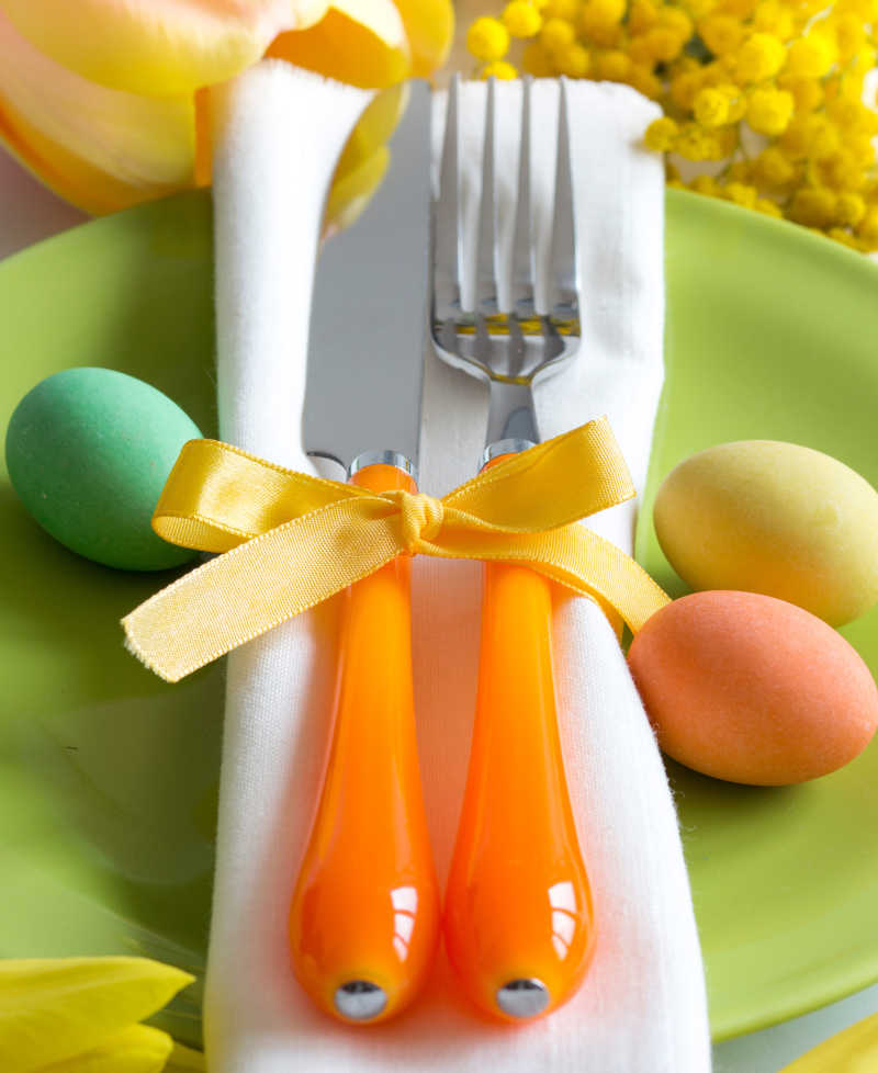 复活节餐桌上的餐具和彩蛋