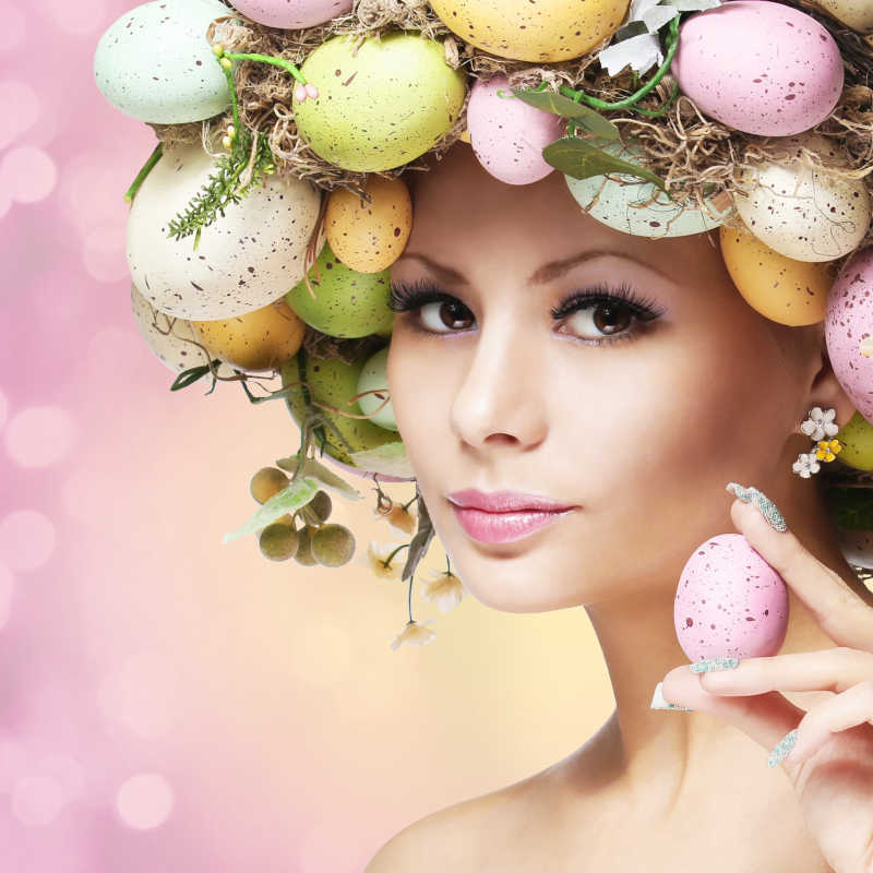 粉色背景下头戴复活节彩蛋装饰手拿着彩蛋的女人