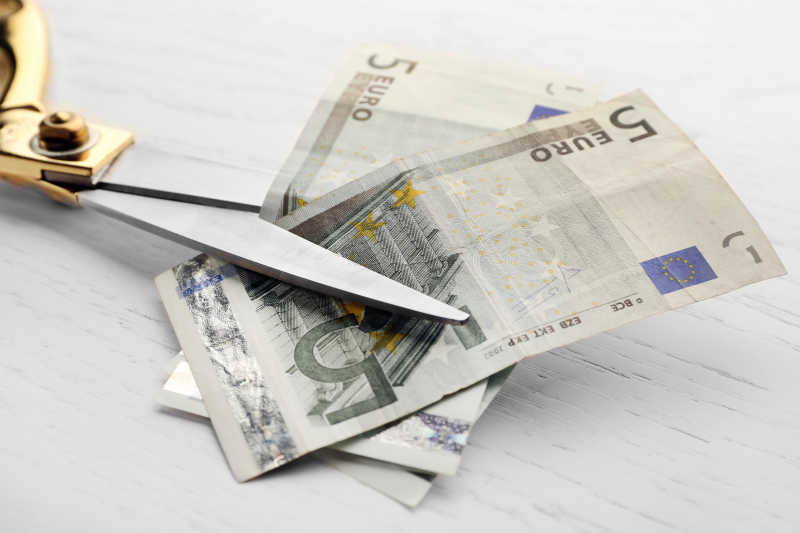 剪刀在剪欧元钞票