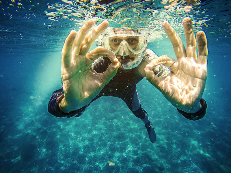 水下潜水员用双手展示OK信号