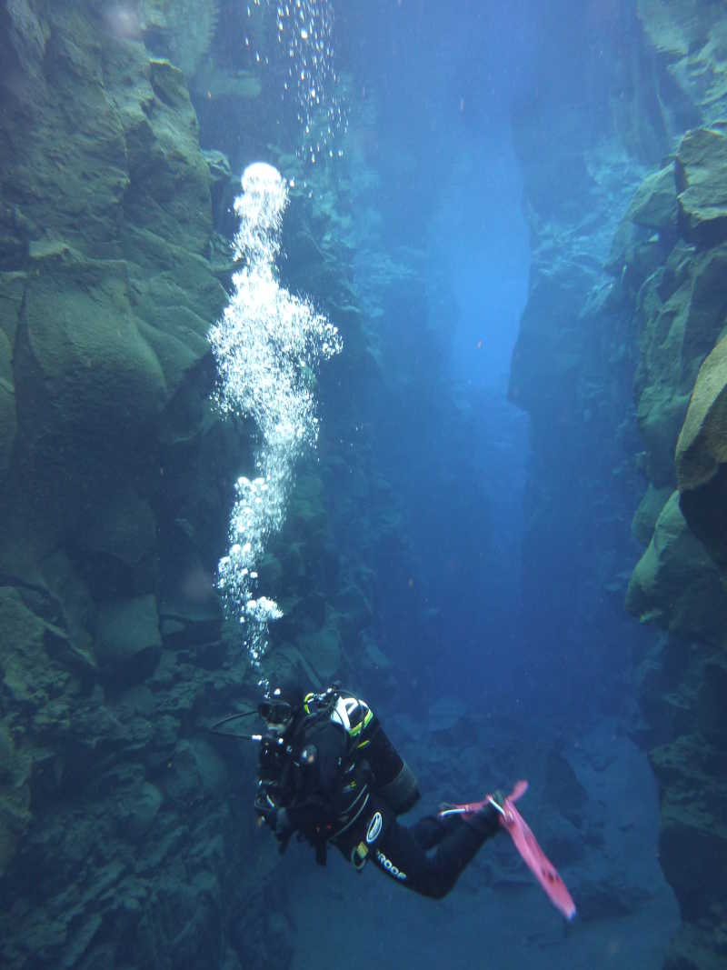 海底峡谷探险的潜水员