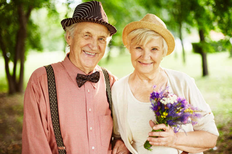在户外一起拍照的快乐的老夫妇