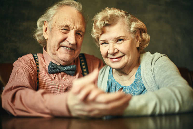 面带微笑的幸福的退休夫妇