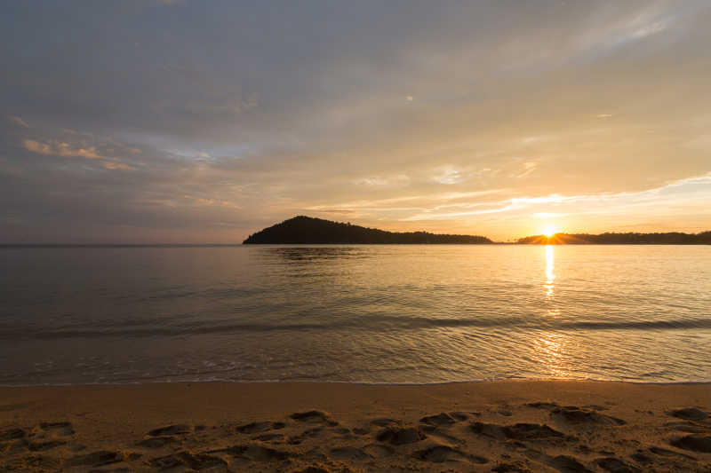 热带岛屿上的日落风景