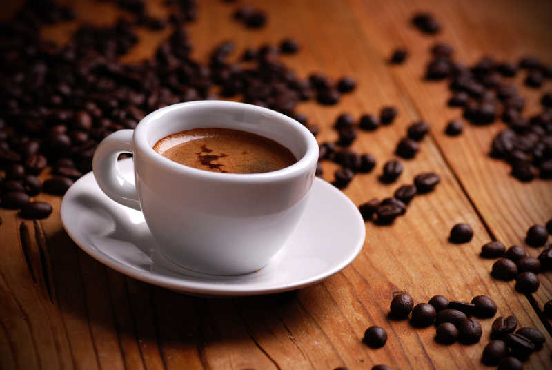 咖啡杯里的咖啡与咖啡豆