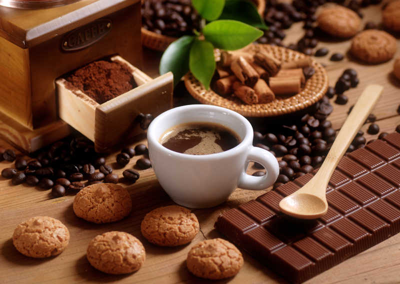 咖啡与木材磨床的咖啡豆