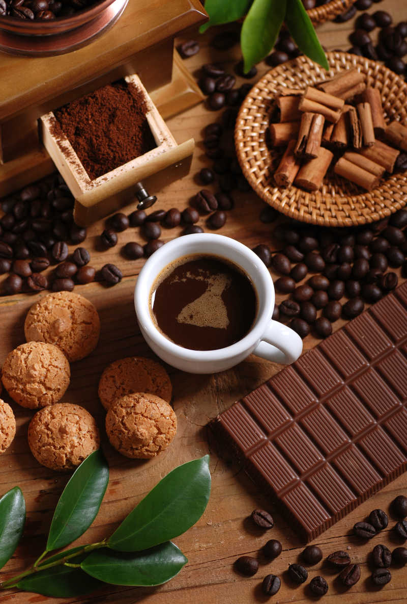 咖啡原材料做的巧克力与饼干咖啡