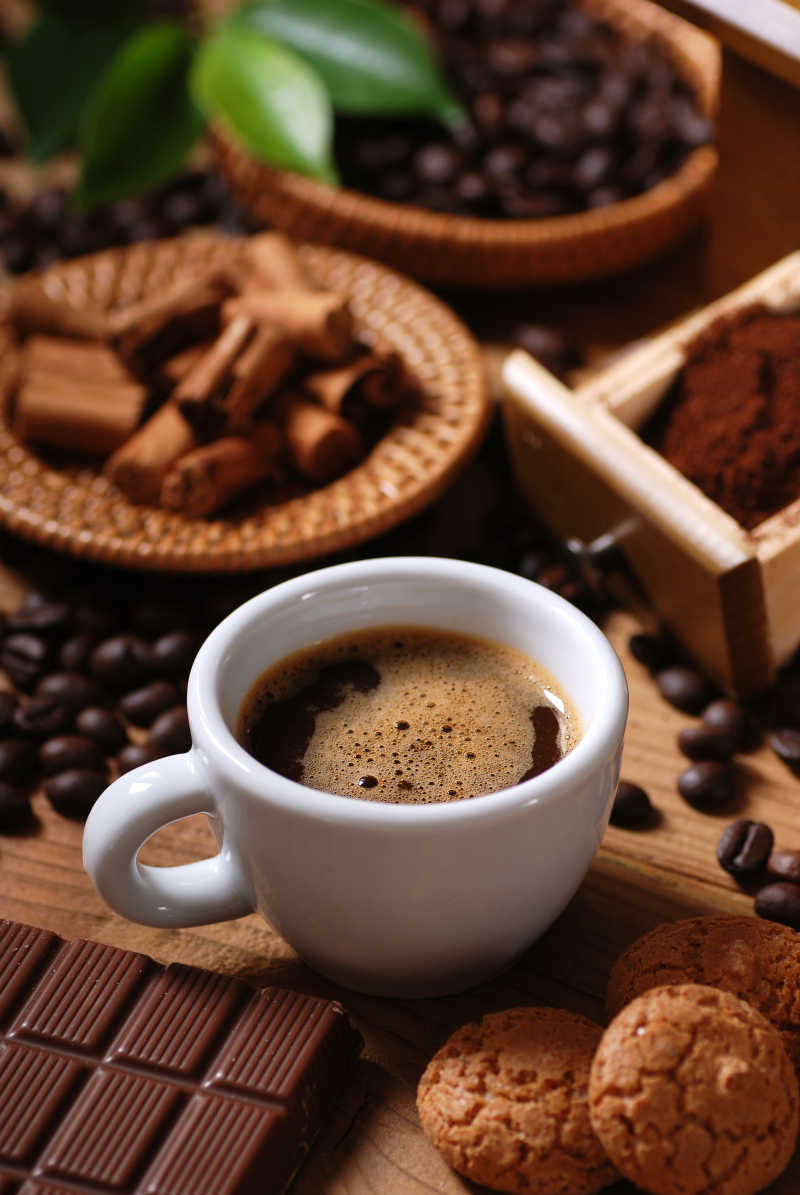 一杯浓香的咖啡与咖啡原材料