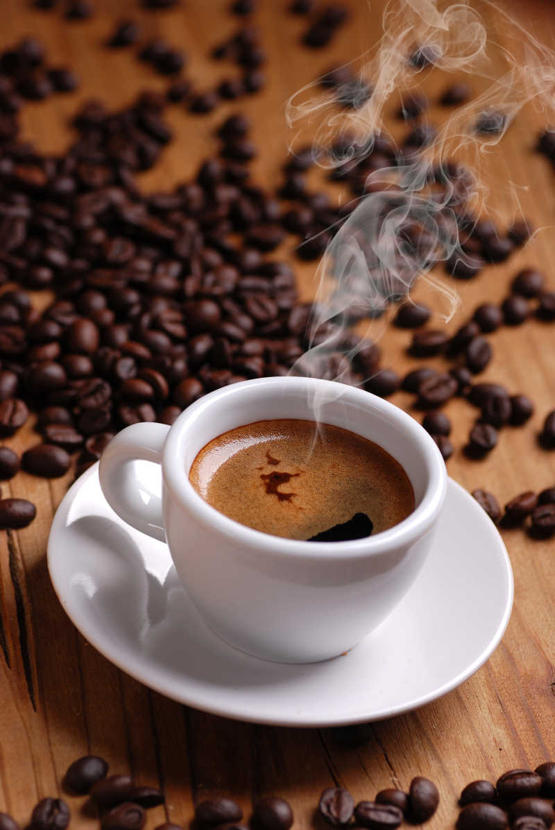 一杯浓香的咖啡与咖啡豆