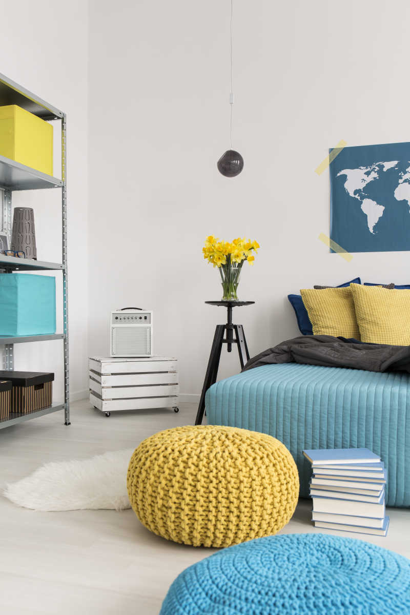 现代黄色和蓝色卧室的家具