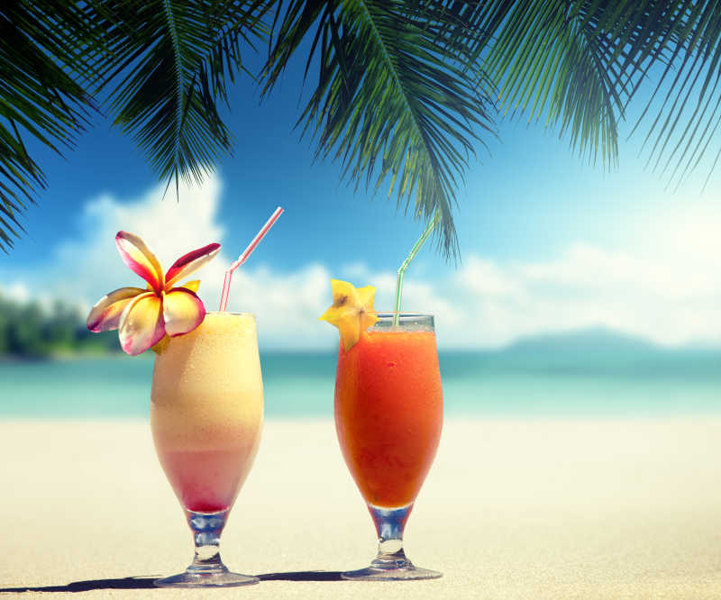 热带海滩上的新鲜果汁