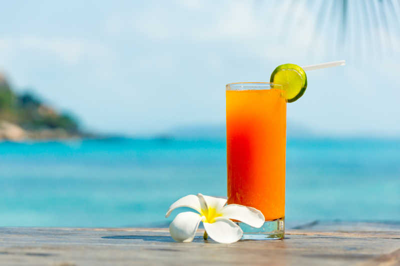 热带鸡尾酒在沙滩上