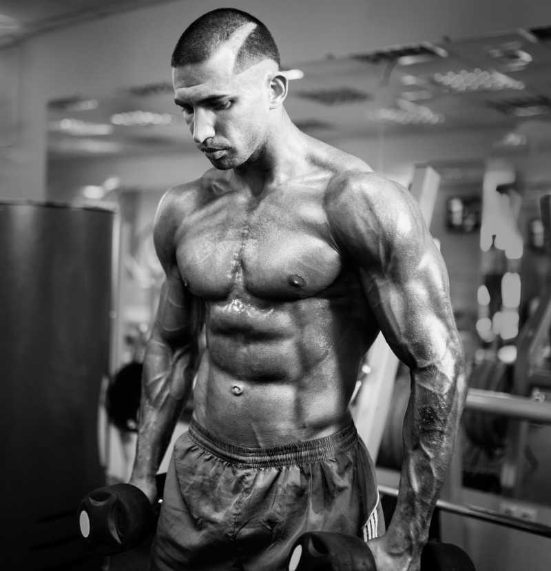 健身房里满身肌肉的性感男人