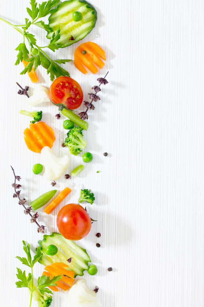 木质桌板上新鲜健康的有机蔬菜