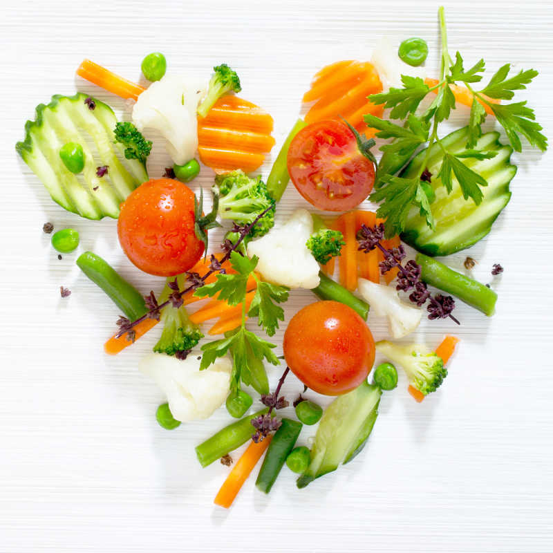 摆成心形的健康食品的蔬菜