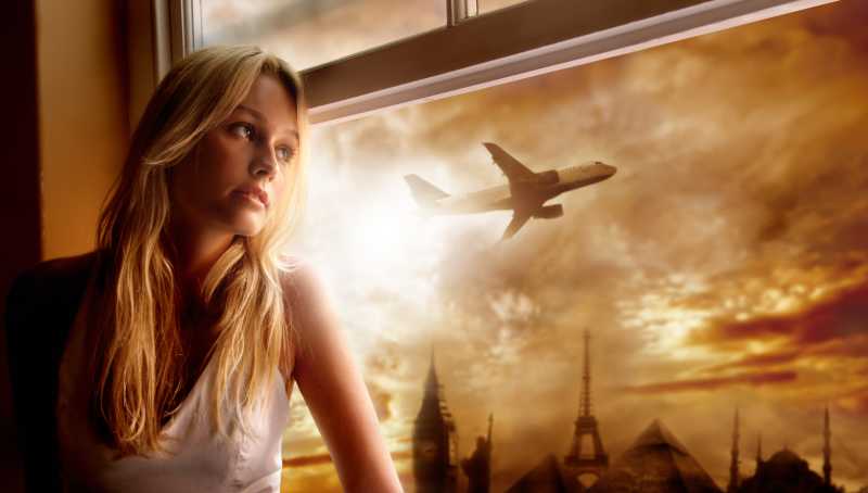 站在窗口前想要坐飞机去旅行的美女