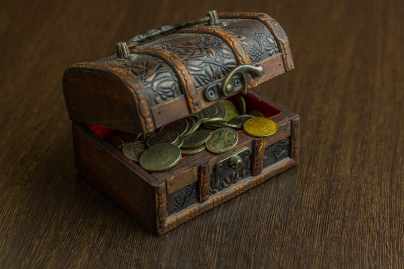装满旧俄罗斯硬币的木箱