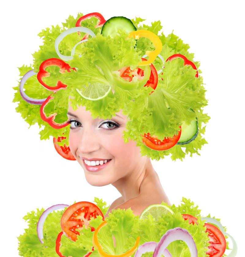 用健康蔬菜装饰自己的女孩
