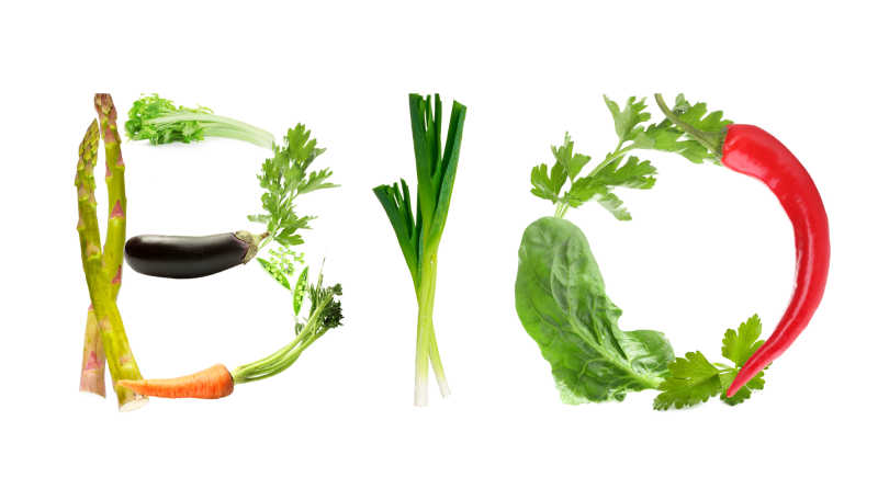 将蔬菜摆成字母形状