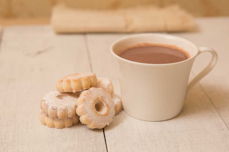 桌子上的一杯咖啡和饼干