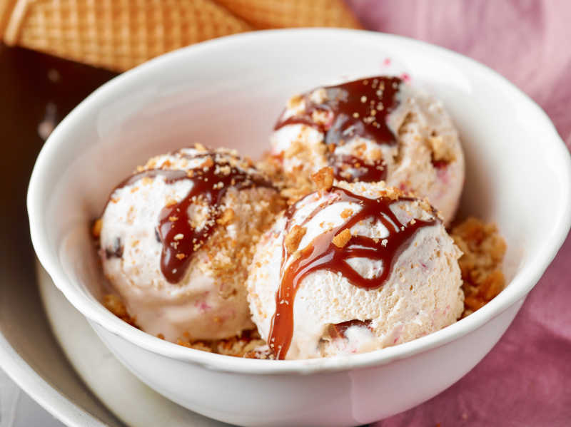 白色碗里的巧克力沙司冰淇淋