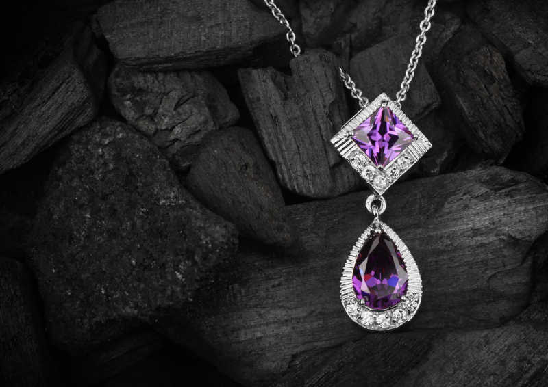 煤炭背景下的紫色珠宝项链