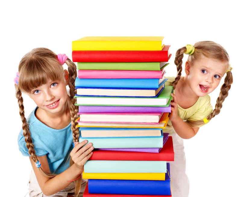 躲在书籍后面的两个小女孩