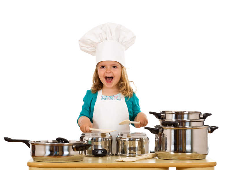 戴厨师帽的正在体验初始的小女孩