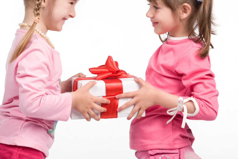 两个女孩互赠礼物