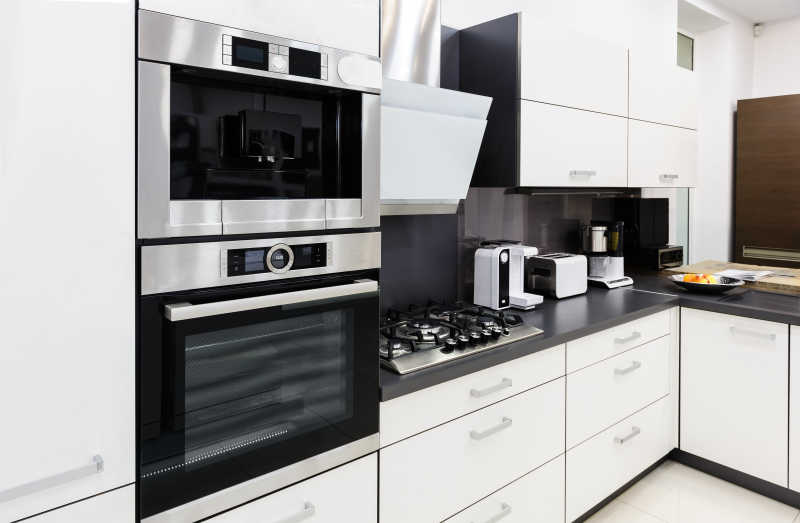 现代豪华的黑白双色的厨房一隅