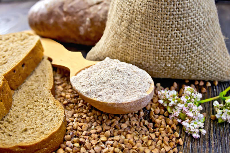 荞麦面和面包