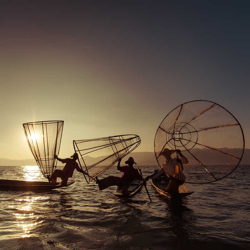 缅甸渔民用传统的手工网捕鱼
