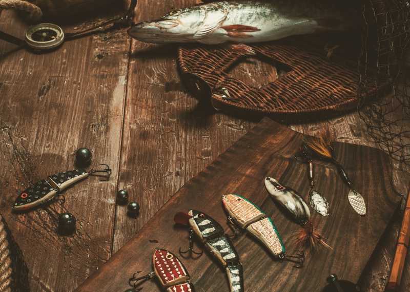 木制桌子上的钓鱼工具