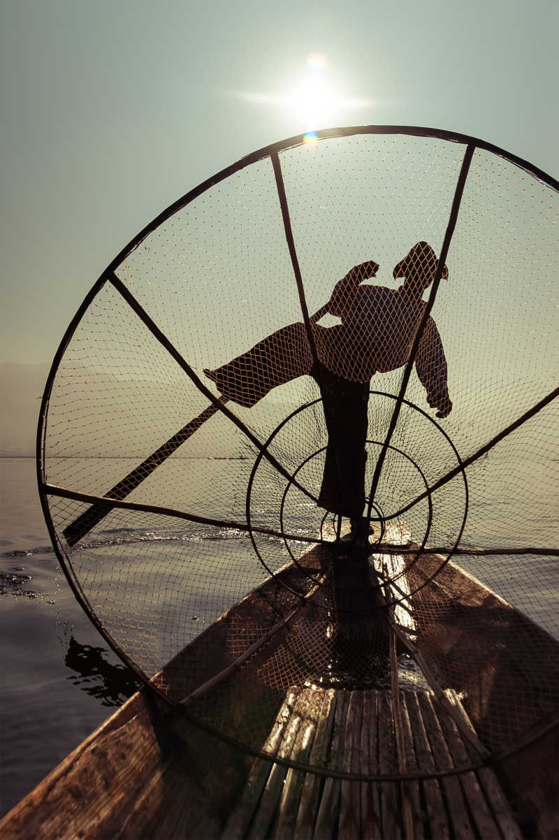 用传统的手工网捕鱼的渔民