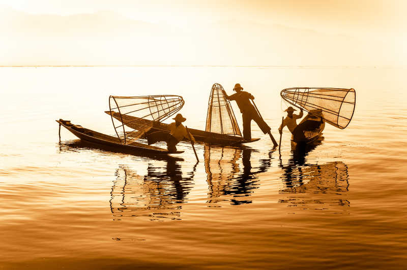 夕阳下的缅甸渔民